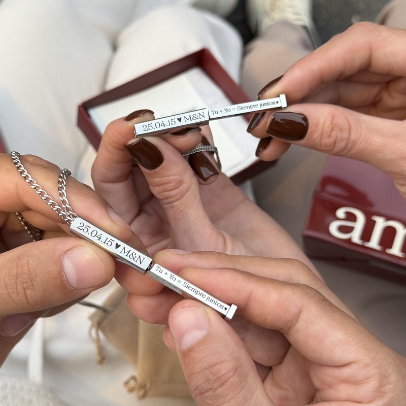 Collares Mensaje Secreto en pareja con fecha e iniciales grabadas