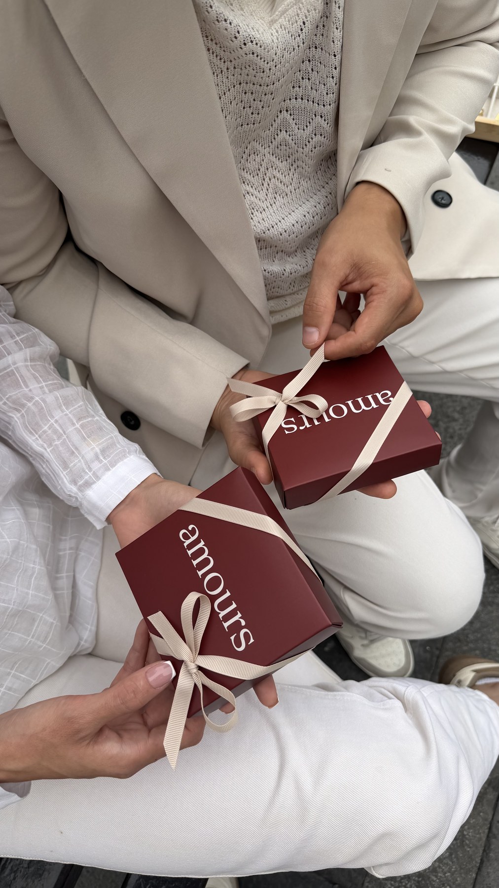 Manos entregando cajas amours con accesorios personalizados